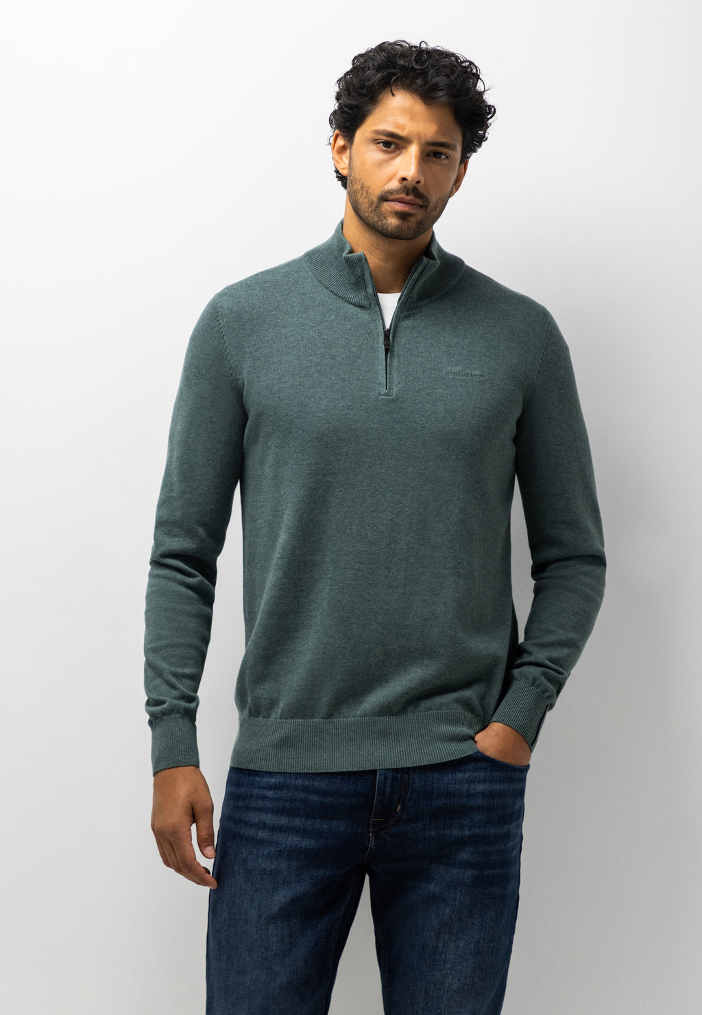 Pull avec demi-zip et broderie