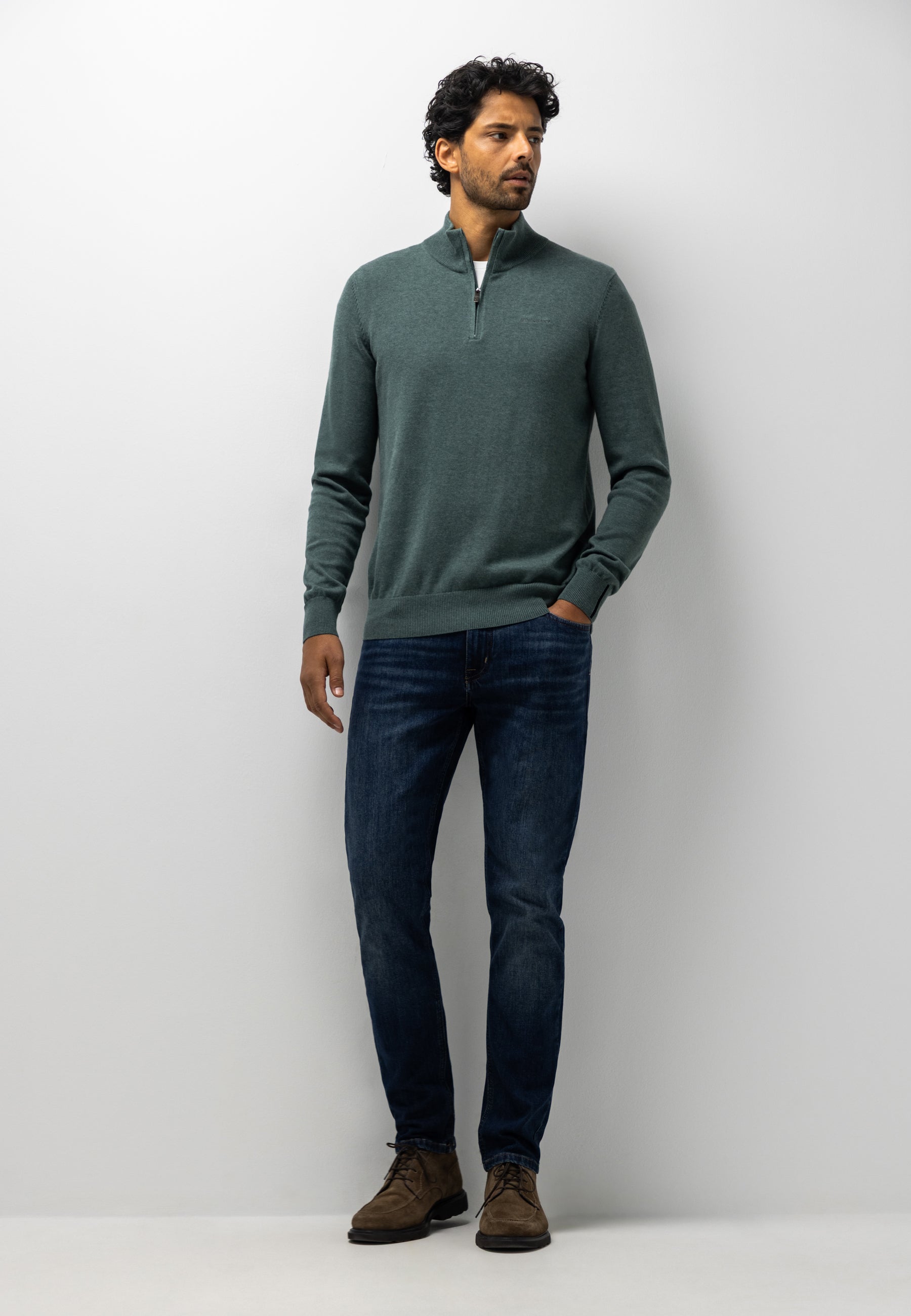 Pull avec demi-zip et broderie
