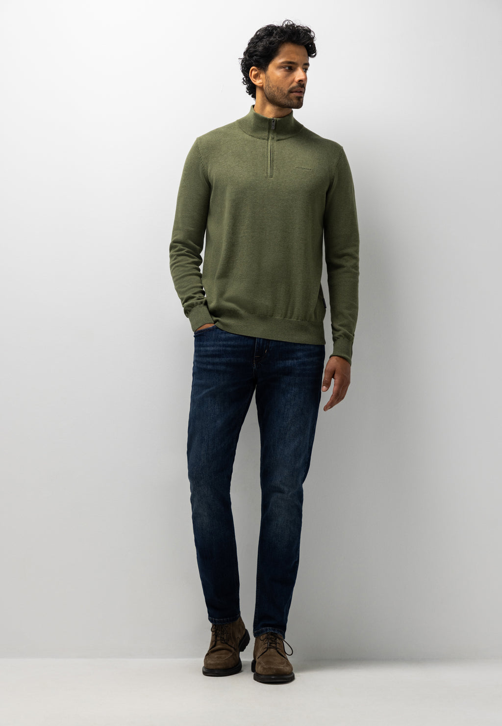 Pull avec demi-zip et broderie