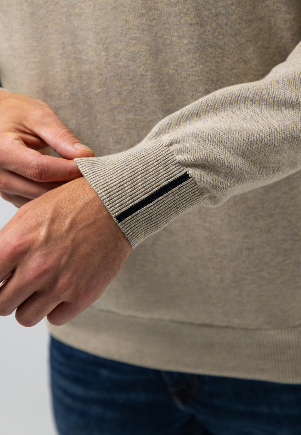 Pull avec demi-zip et broderie