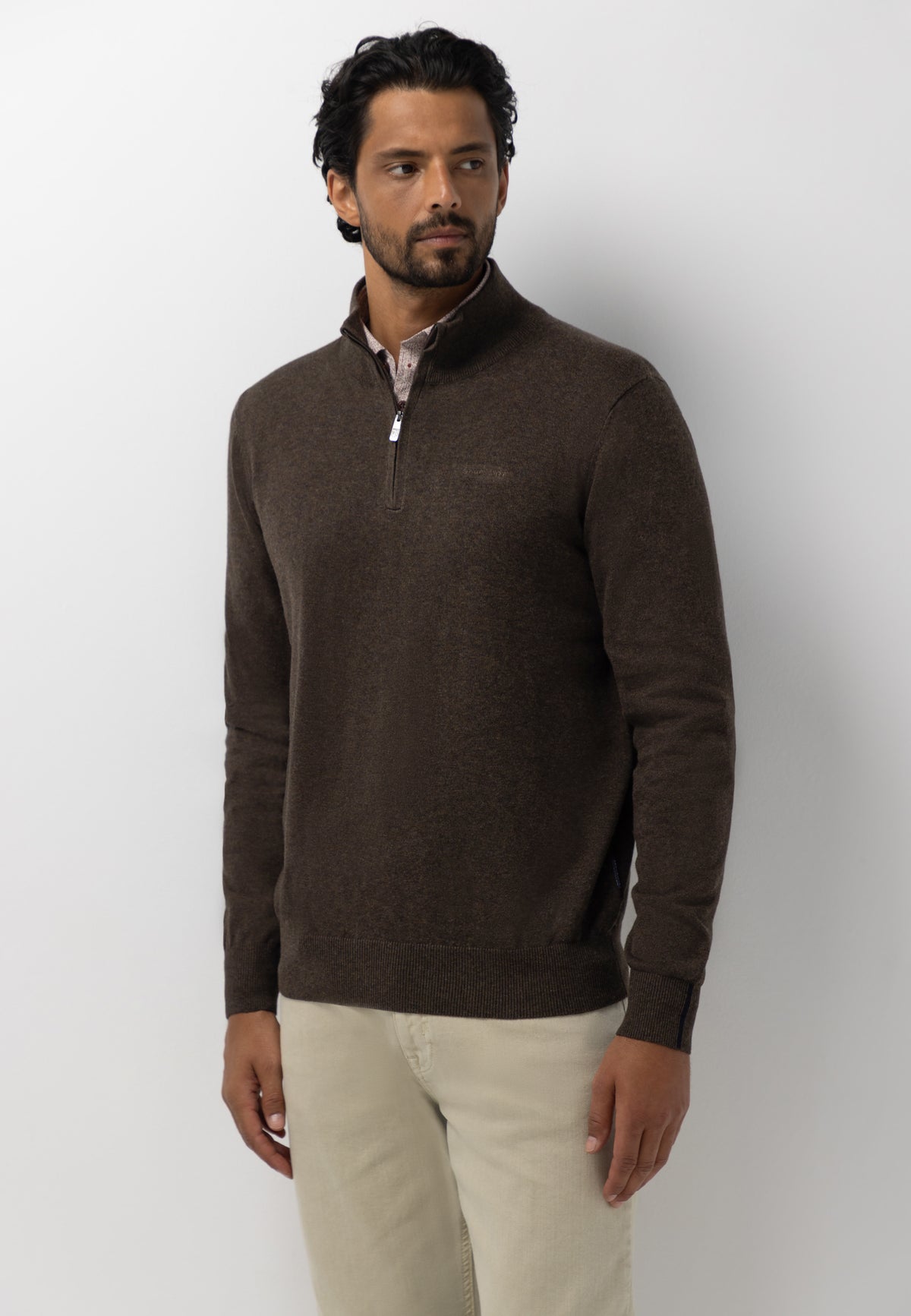 Pull avec demi-zip et broderie
