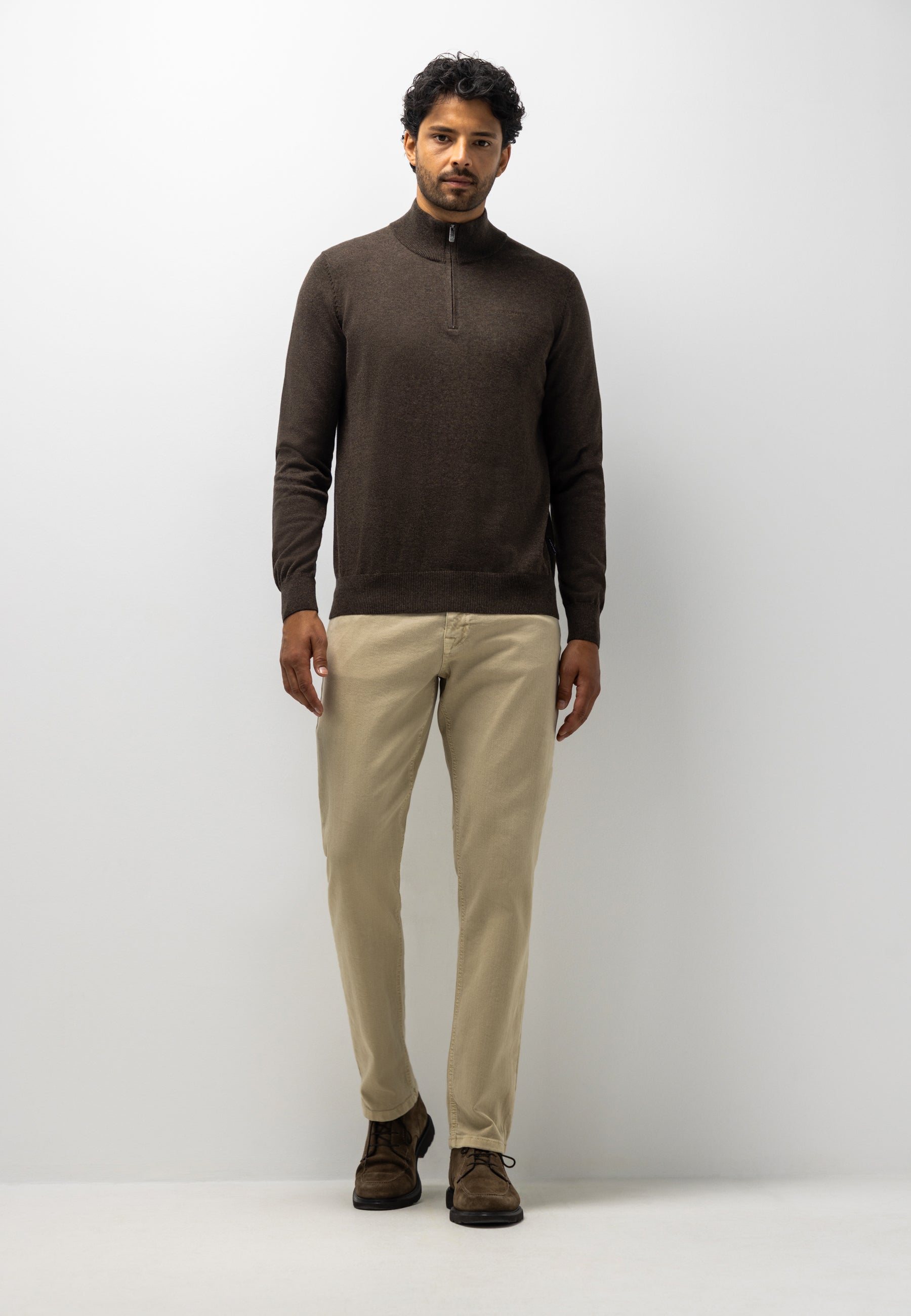 Pull avec demi-zip et broderie