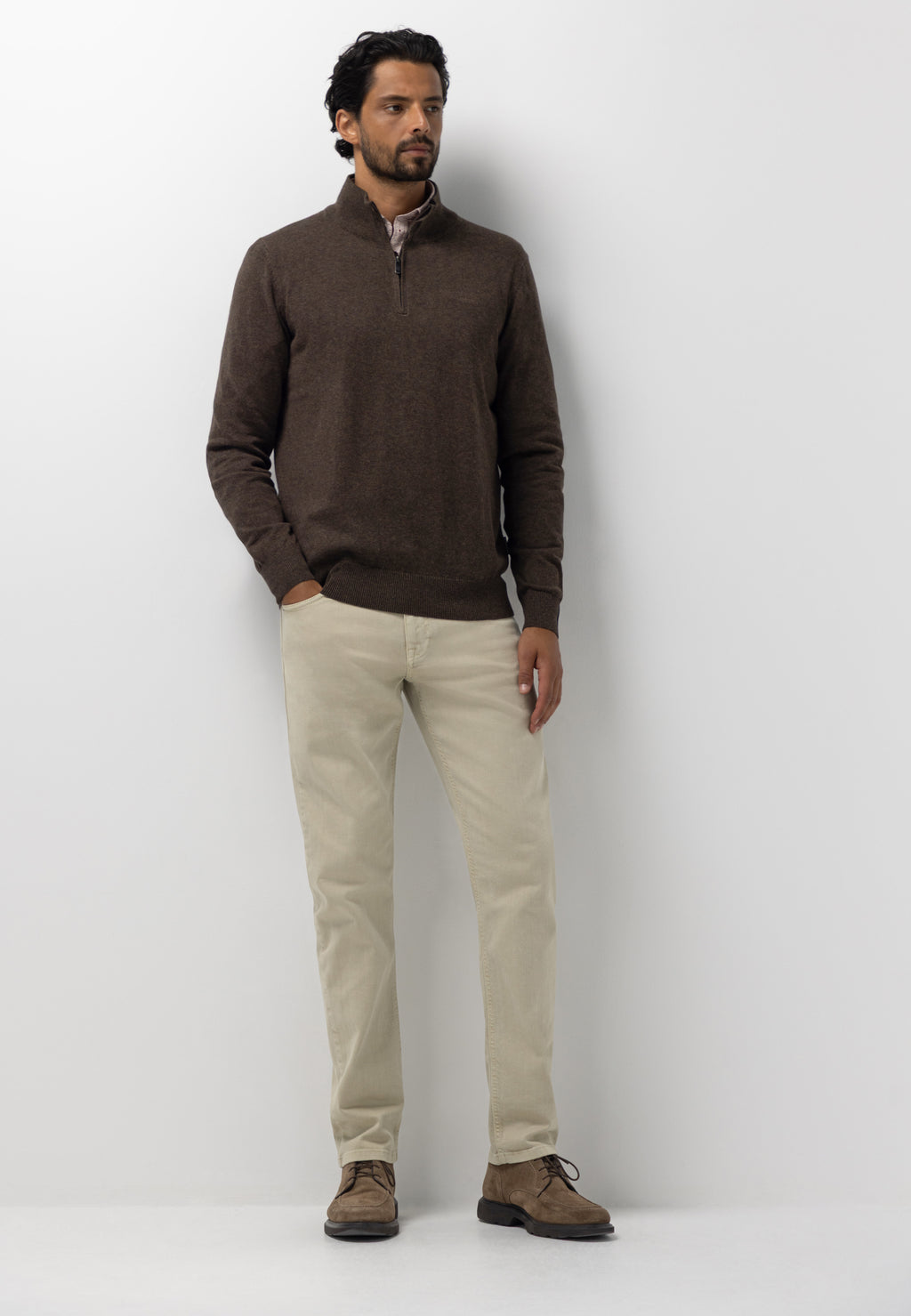 Pull avec demi-zip et broderie