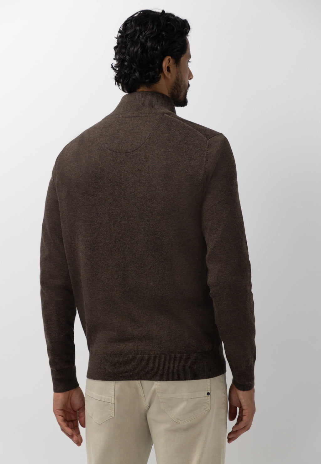 Pull avec demi-zip et broderie