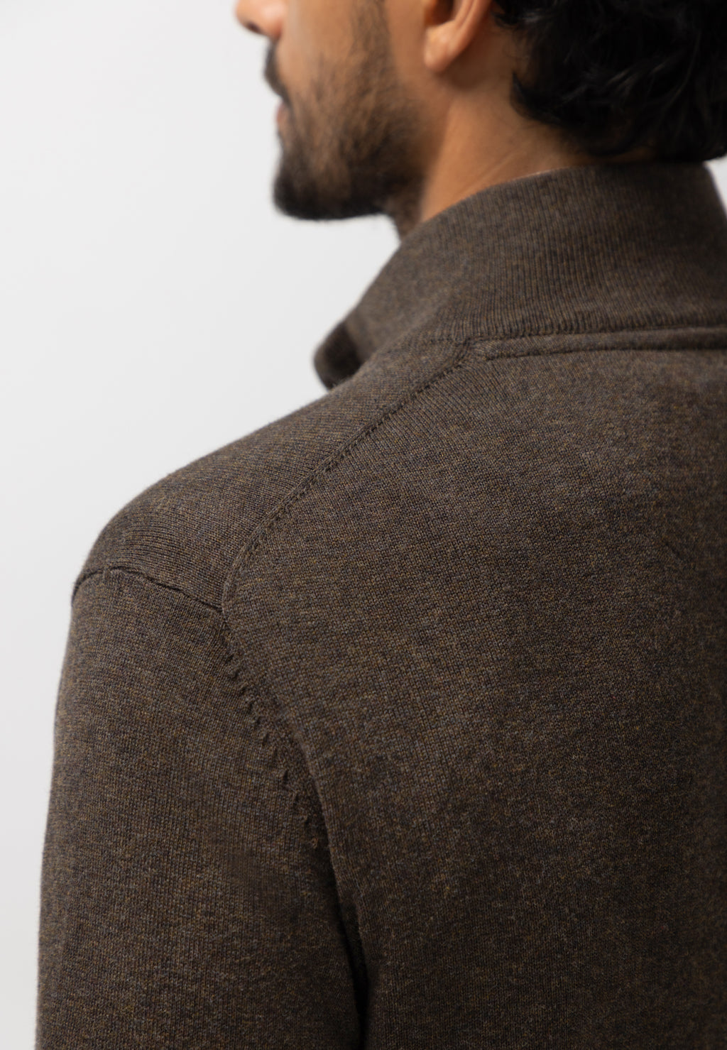 Pull avec demi-zip et broderie