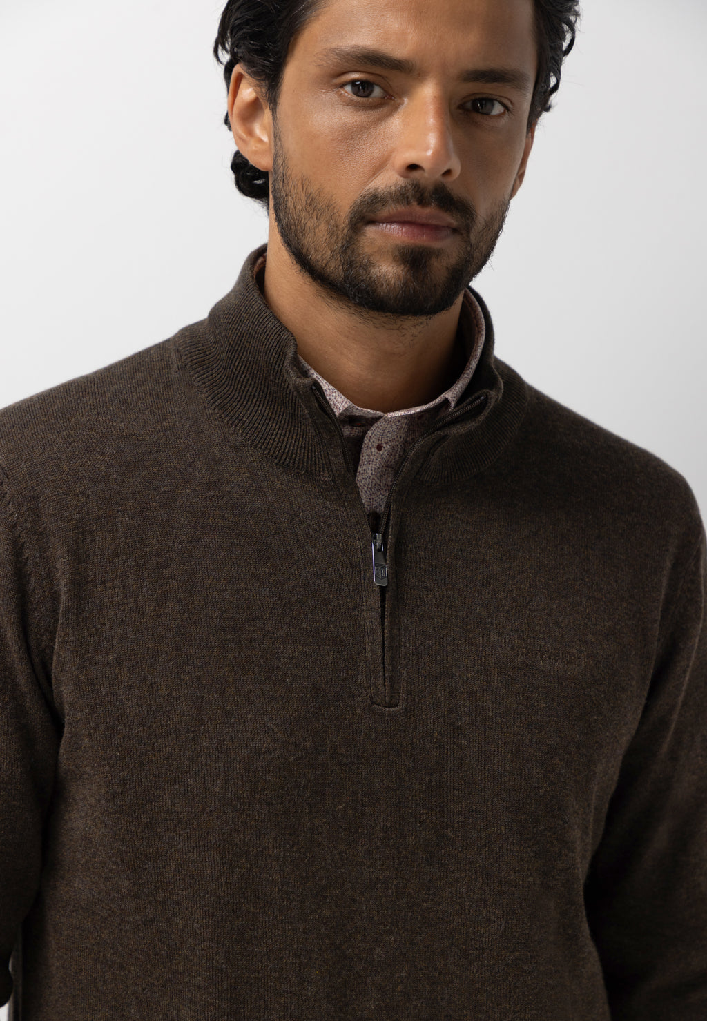 Pull avec demi-zip et broderie