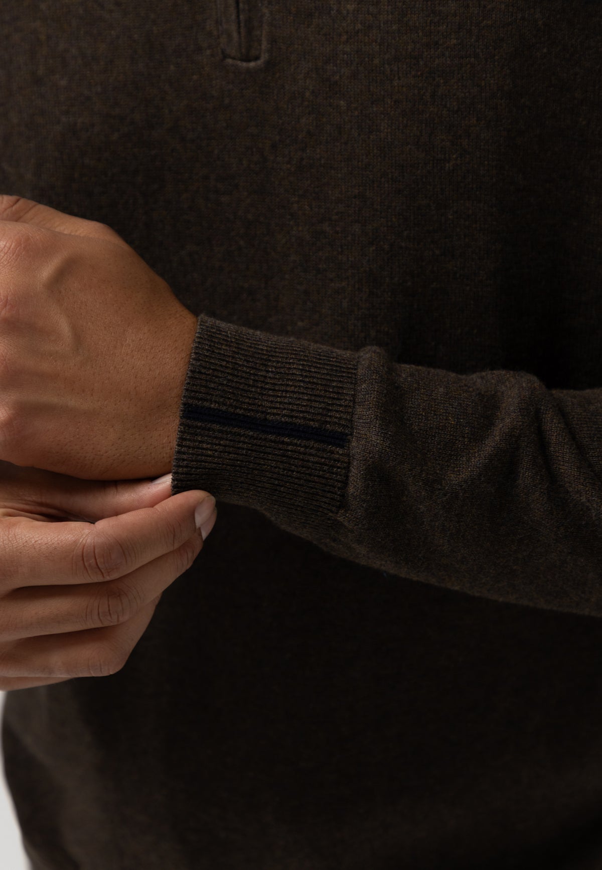 Pull avec demi-zip et broderie