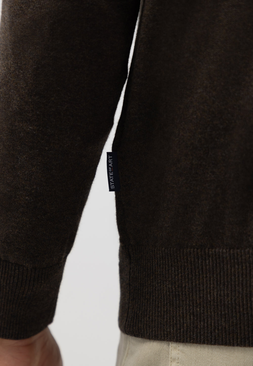 Pull avec demi-zip et broderie