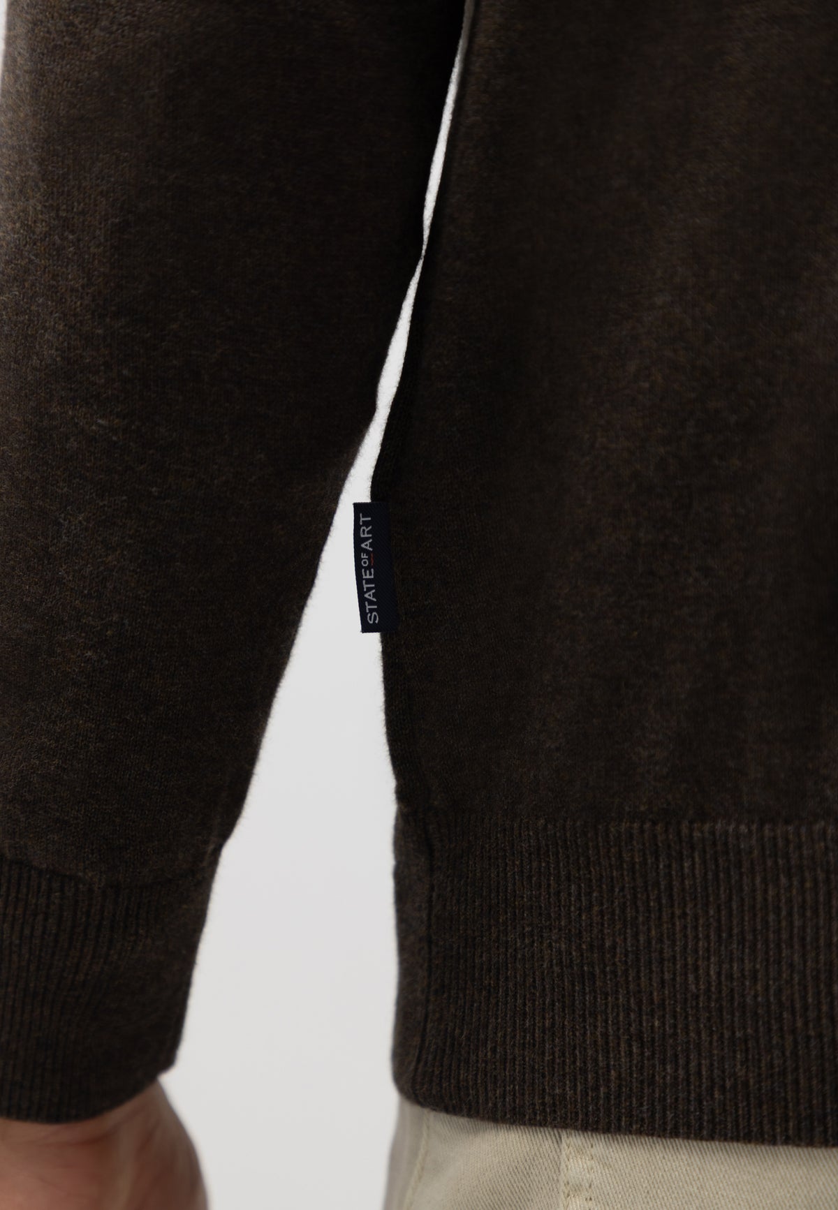 Pull avec demi-zip et broderie
