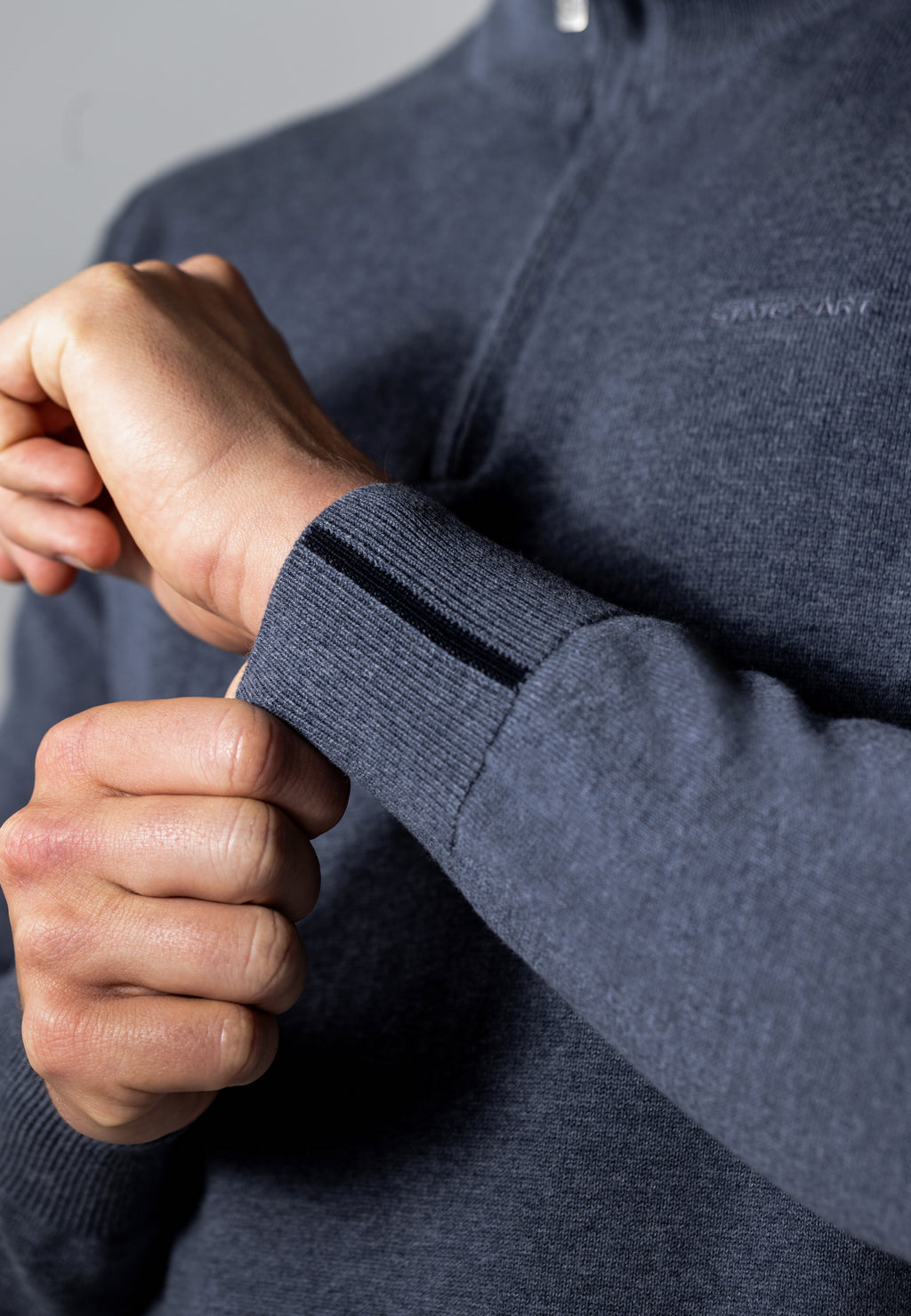 Pull avec demi-zip et broderie
