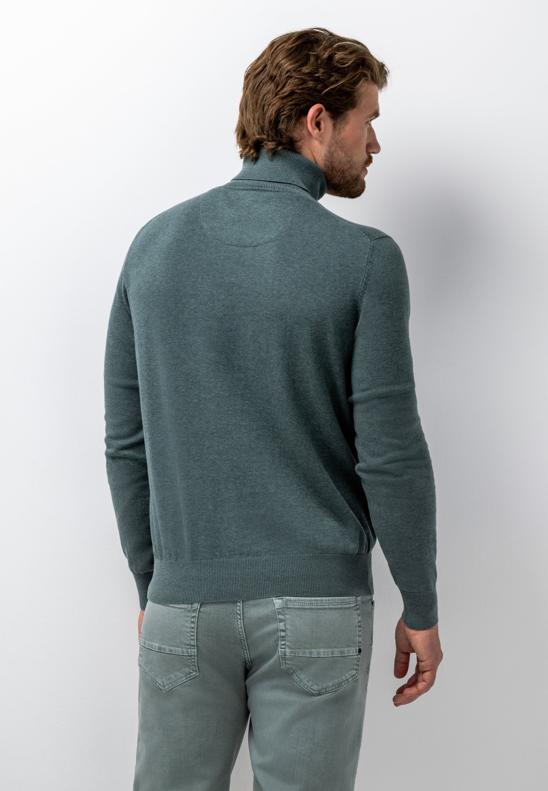 Pull fin en coton à col roulé