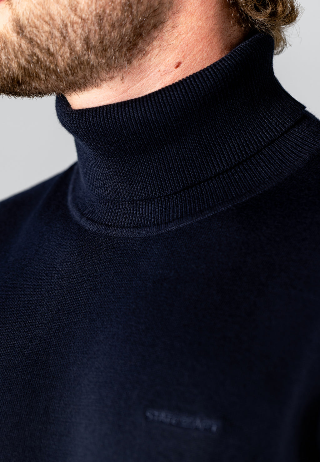 Pull fin en coton à col roulé
