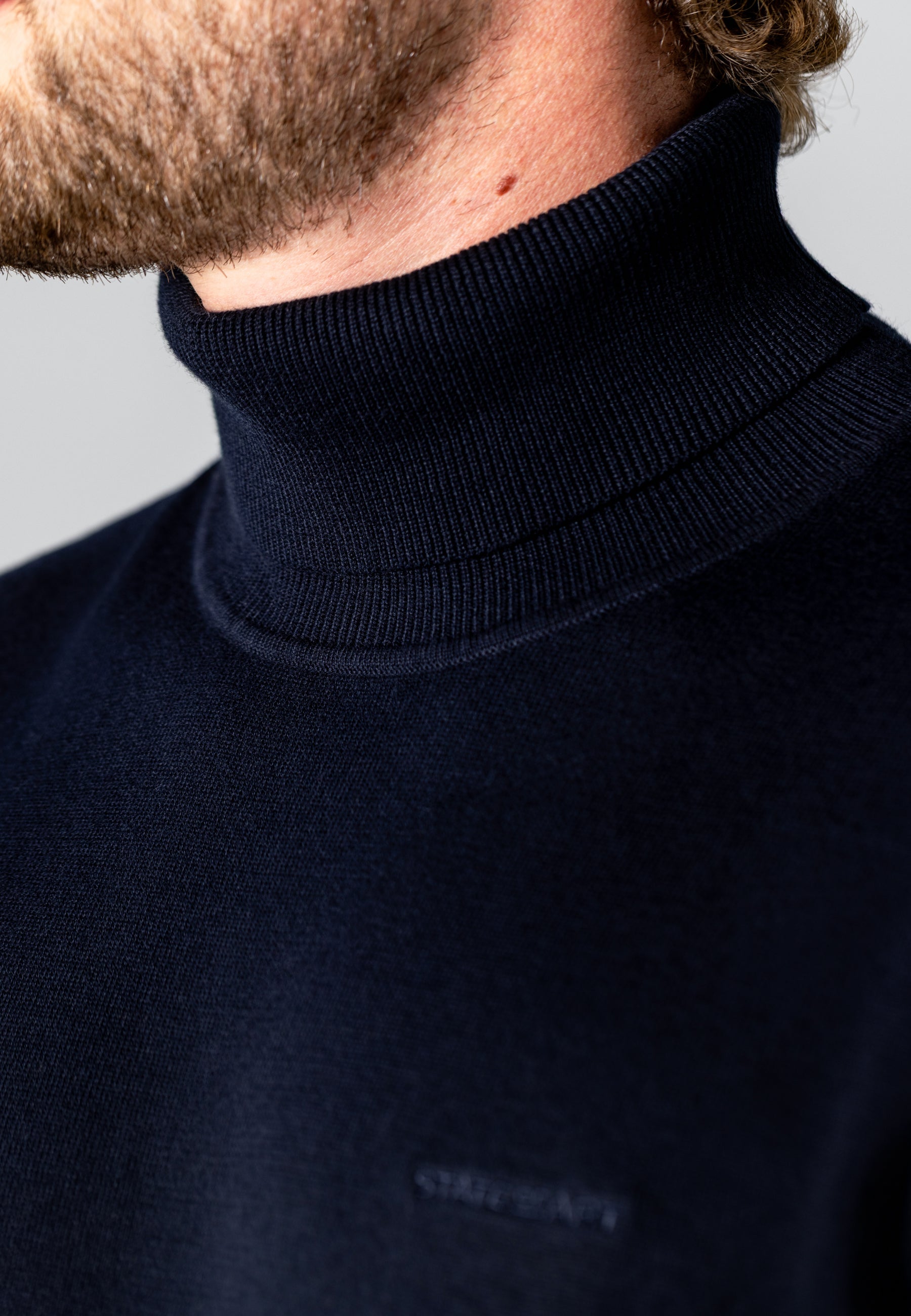 Pull fin en coton à col roulé