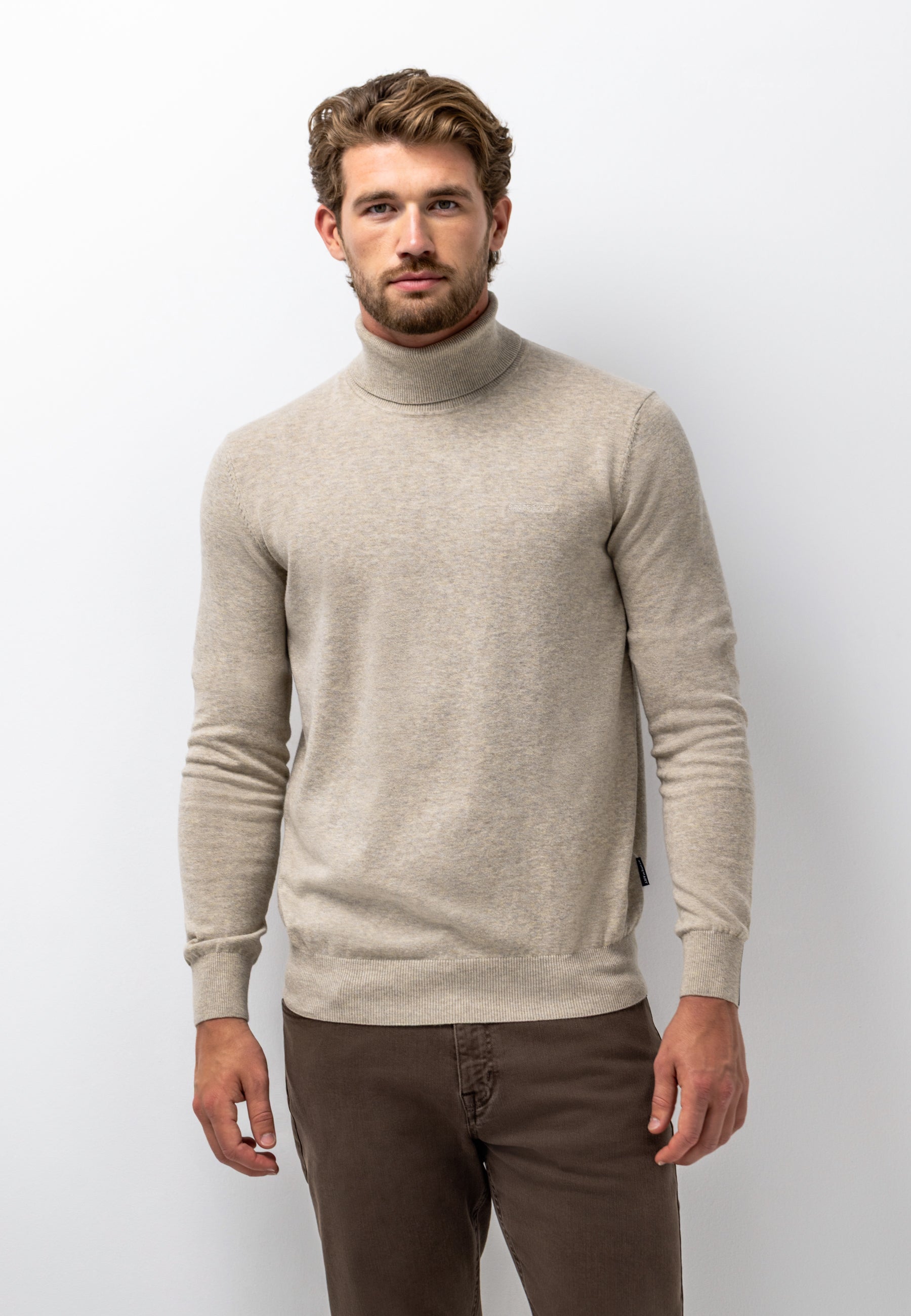Pull fin en coton à col roulé