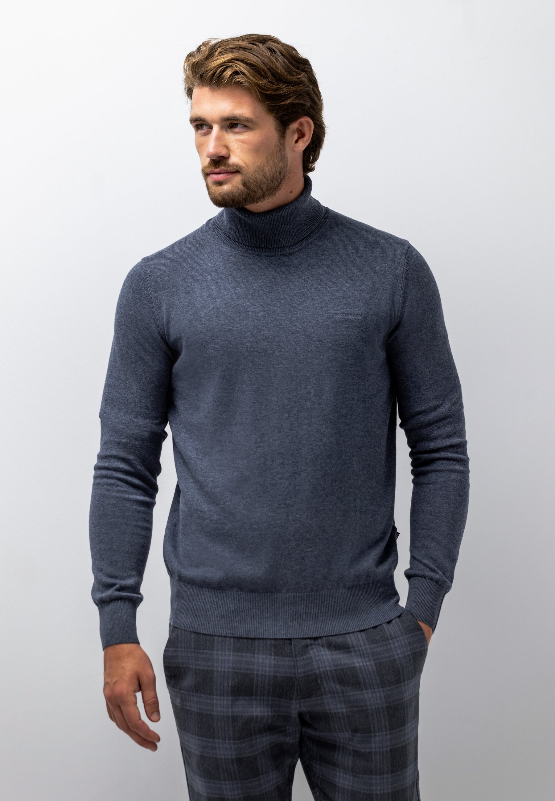 Pull fin en coton à col roulé