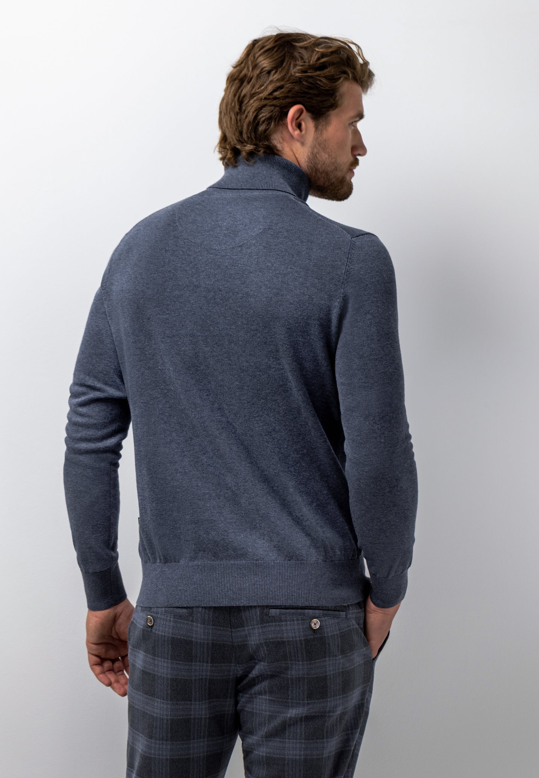 Pull fin en coton à col roulé