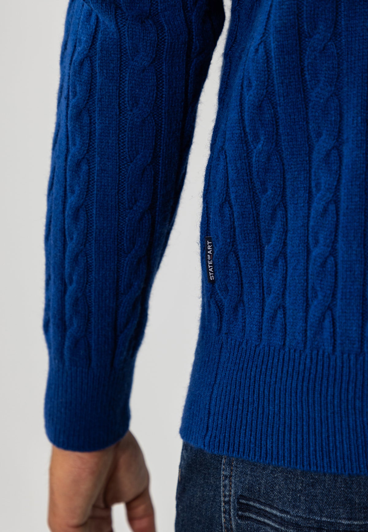 Pull en maille torsadée à col zippé