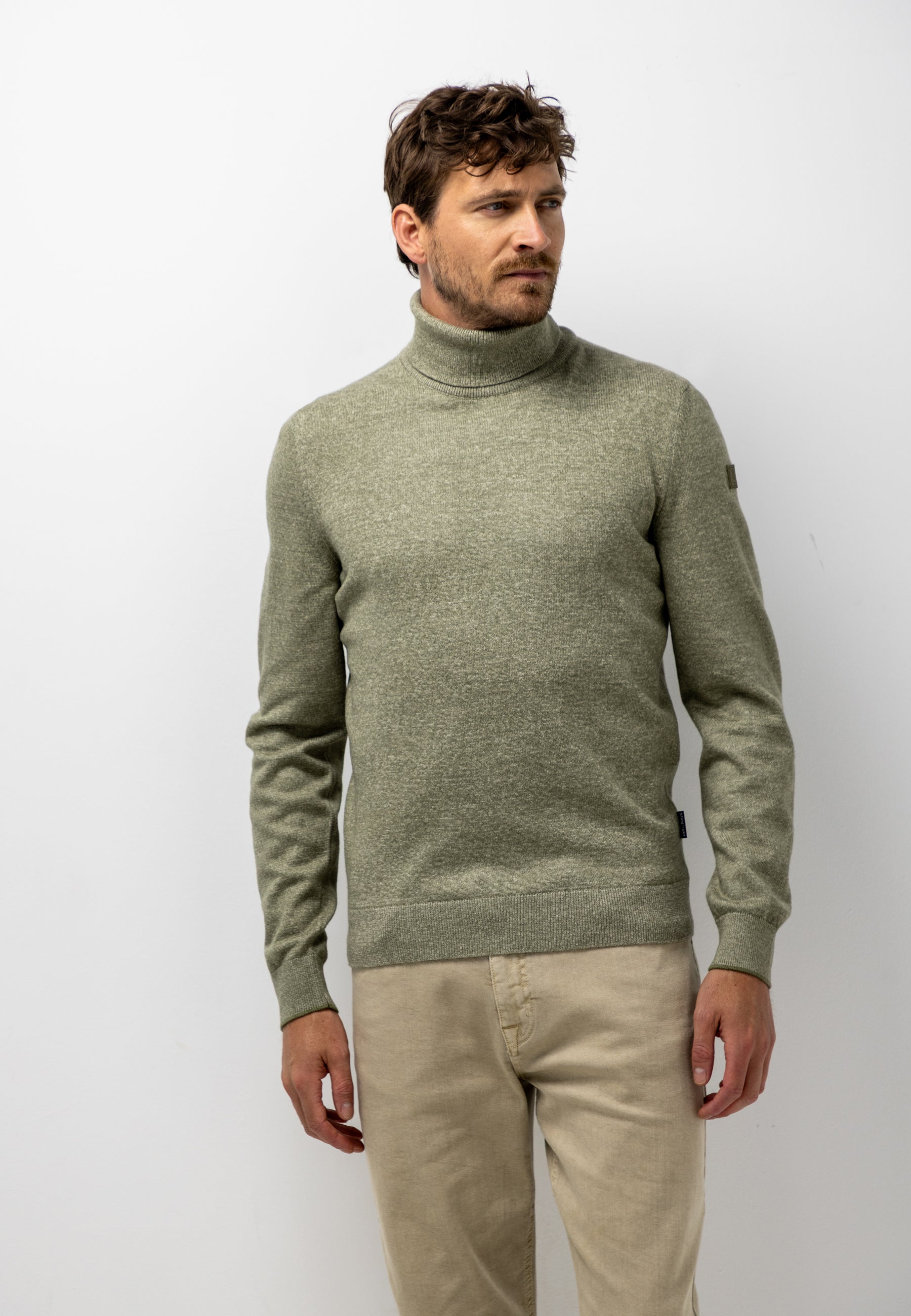 Pull à col roulé avec du coton biologique