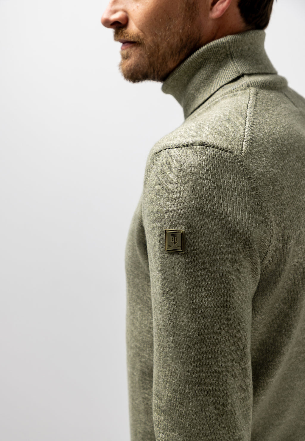 Pull à col roulé avec du coton biologique