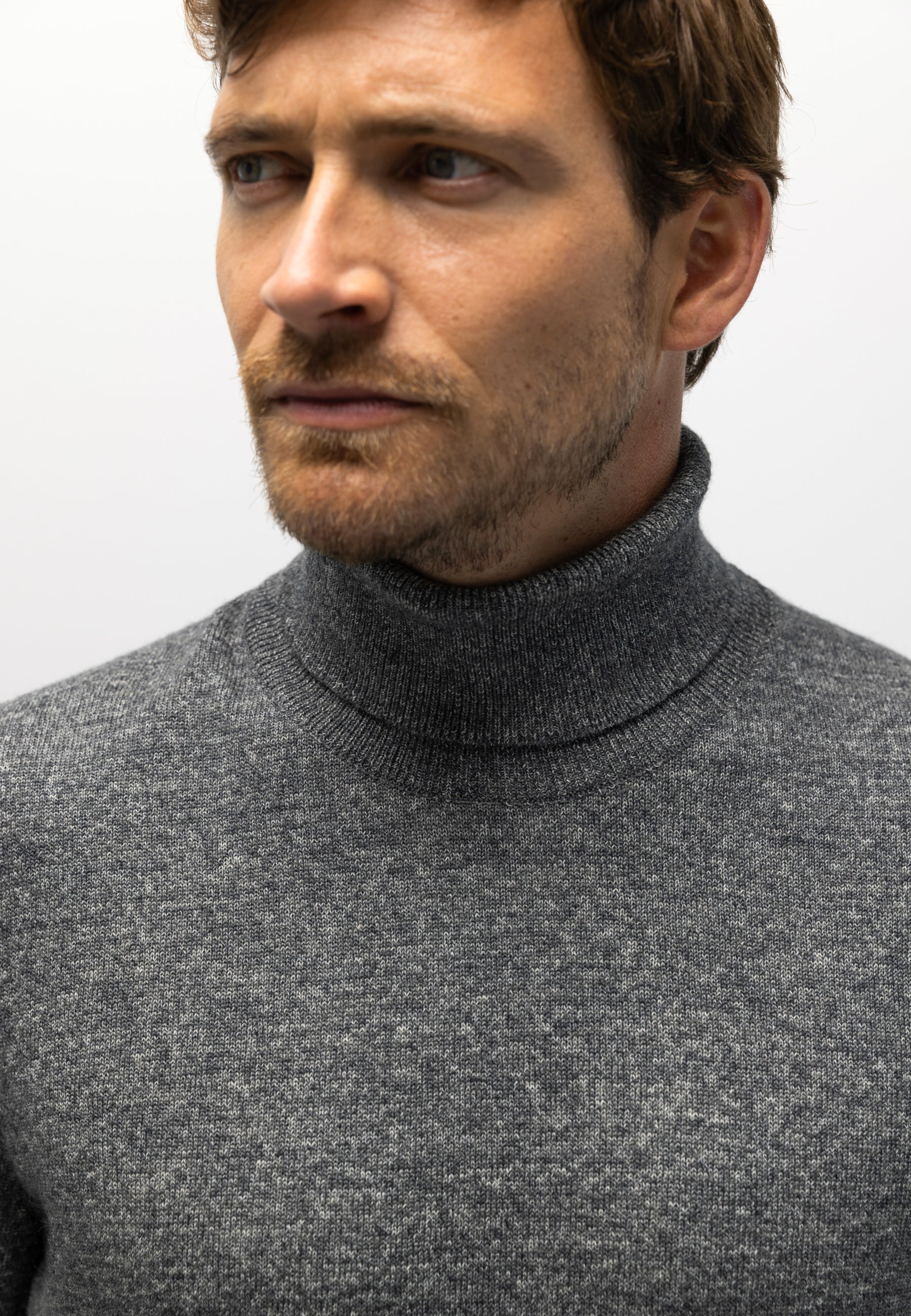 Pull à col roulé avec du coton biologique