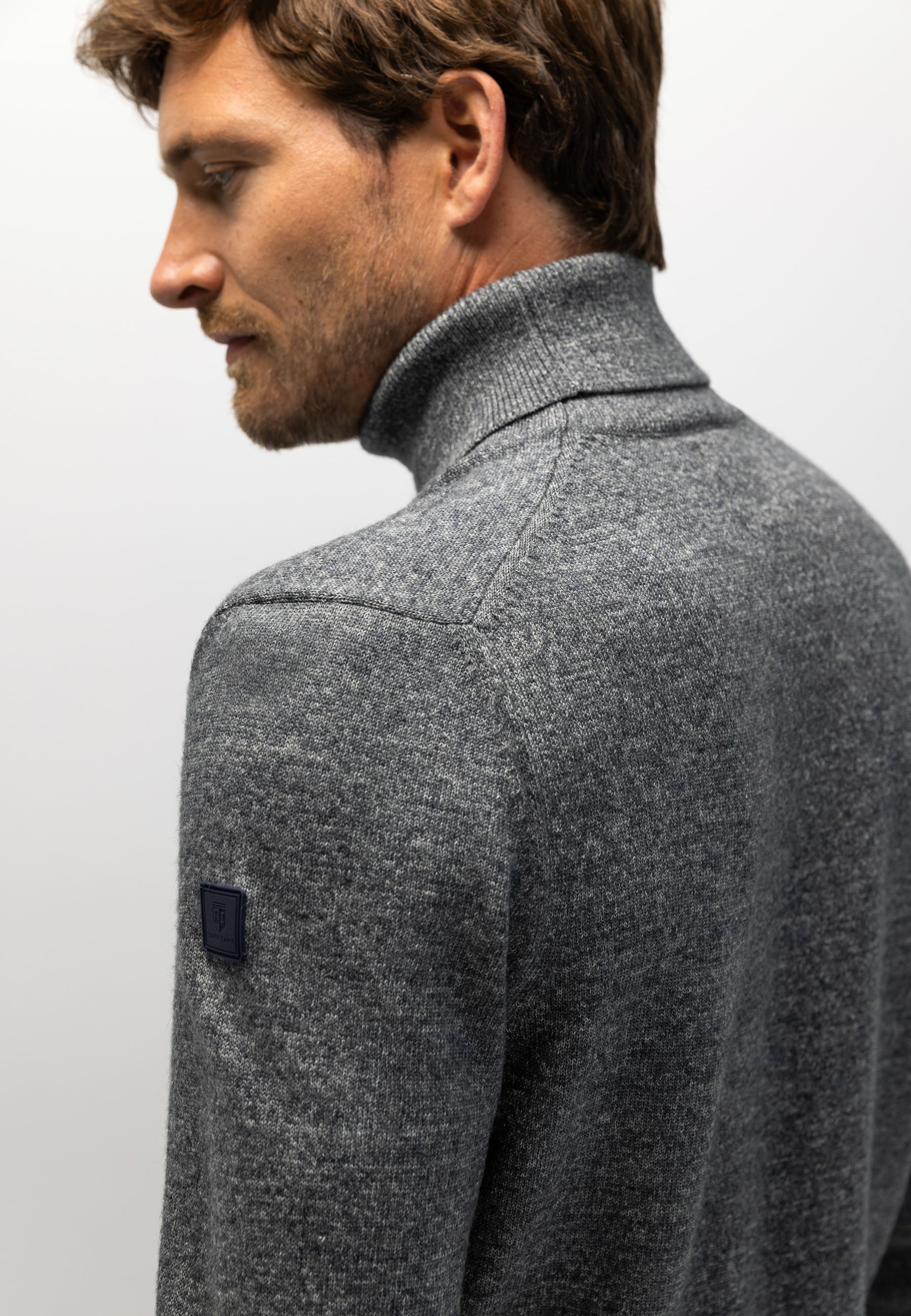 Pull à col roulé avec du coton biologique