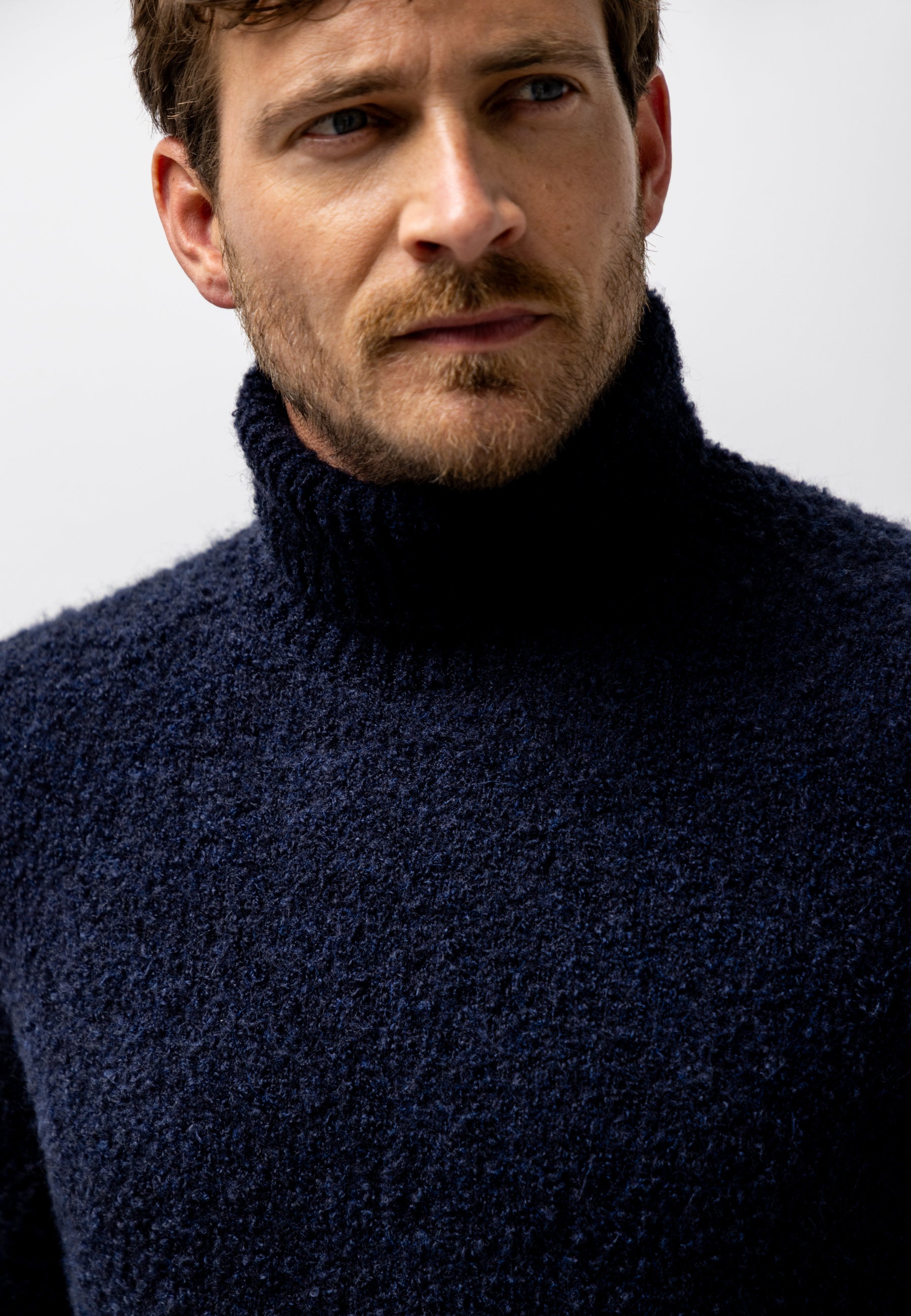 Pull en fil bouclé à col roulé