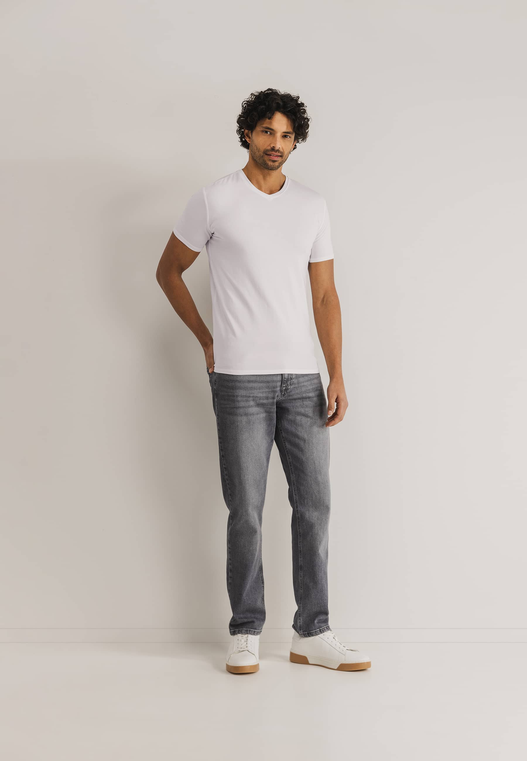T-shirt ESSENTIALS avec col en V
