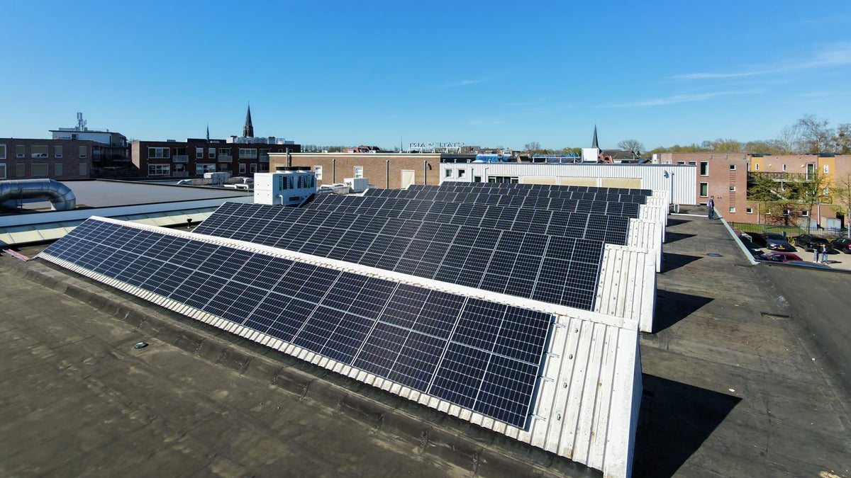 Panneaux solaires sur le toit du siège social à Lichtenvoorde
